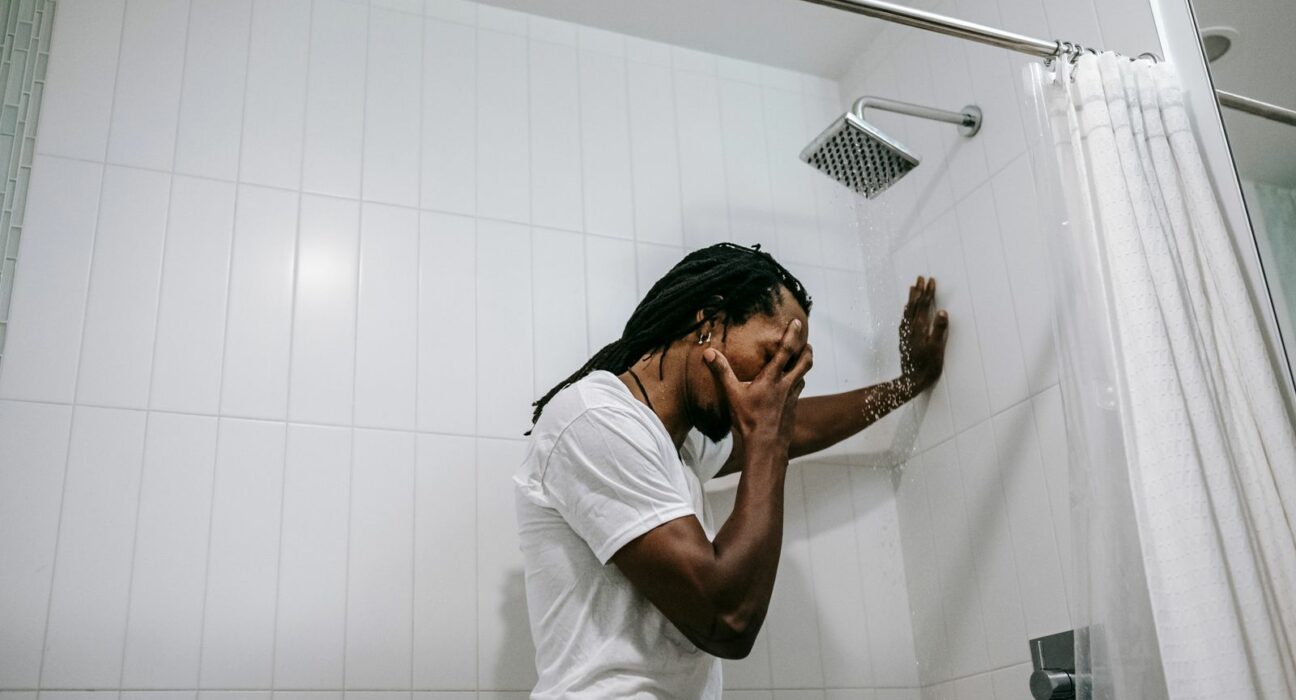 Démangeaisons après la douche : l'eau calcaire est-elle en cause ?