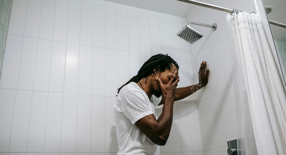 Démangeaisons après la douche : l'eau calcaire est-elle en cause ?