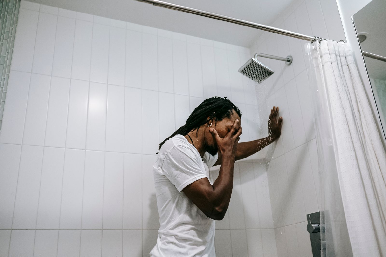 Démangeaisons après la douche : l'eau calcaire est-elle en cause ?