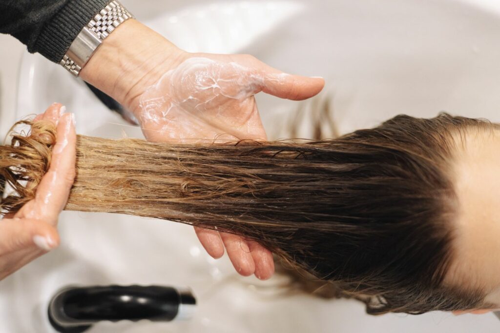 Une routine douce pour un cuir chevelu apaisé