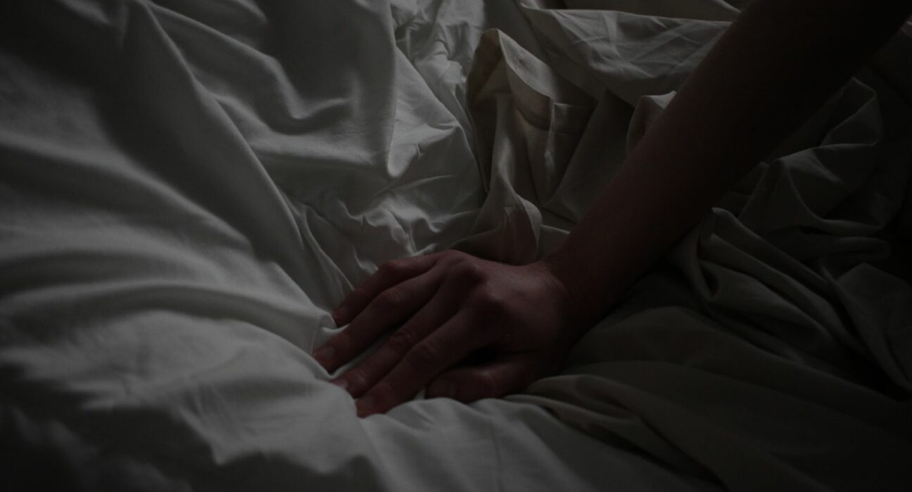 Démangeaisons la nuit : pourquoi ça gratte plus le soir et comment dormir sereinement