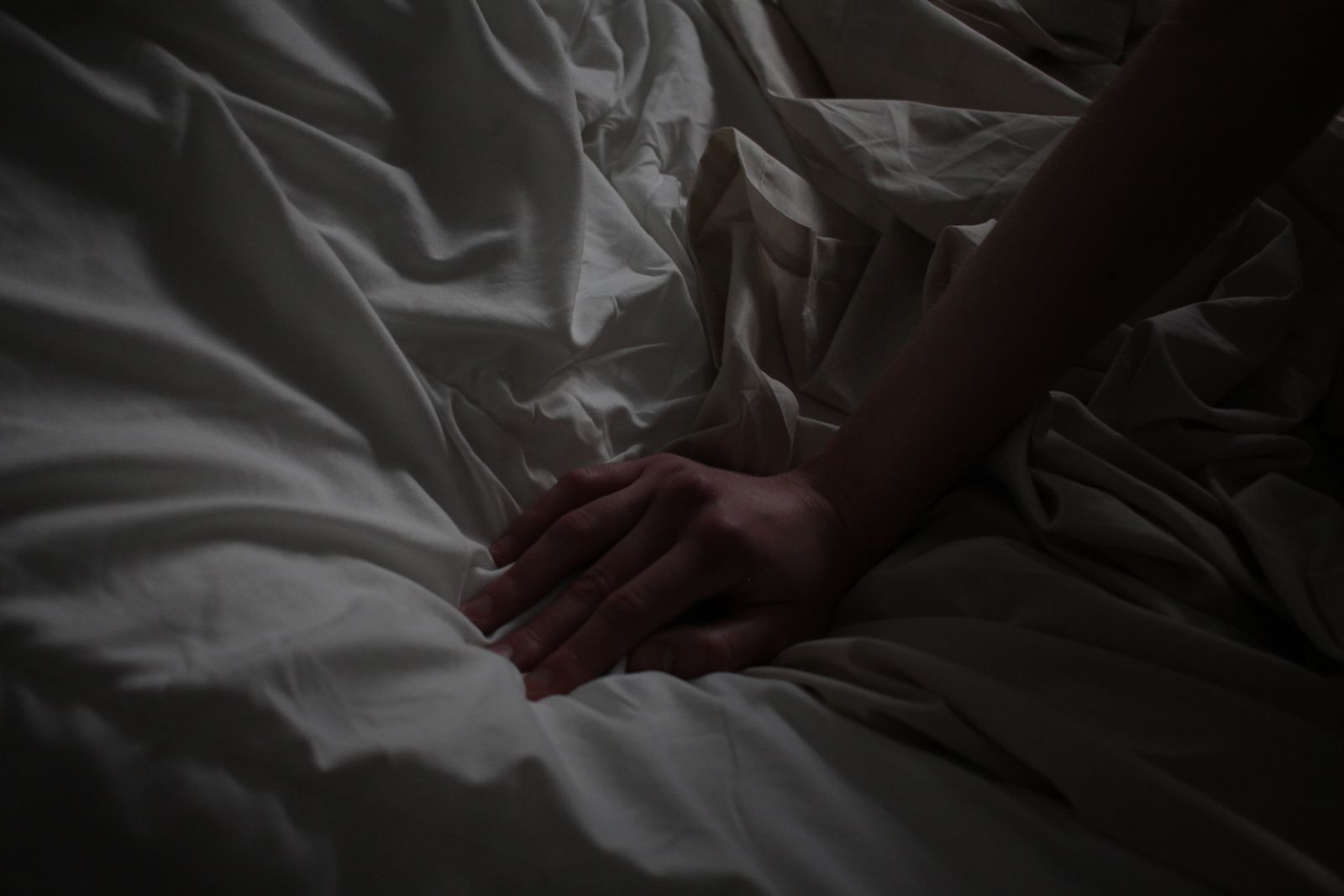 Démangeaisons la nuit : pourquoi ça gratte plus le soir et comment dormir sereinement