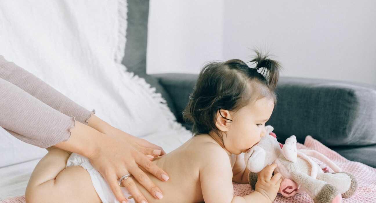 Eczéma du nourrisson : les soins doux pour apaiser la peau de bébé