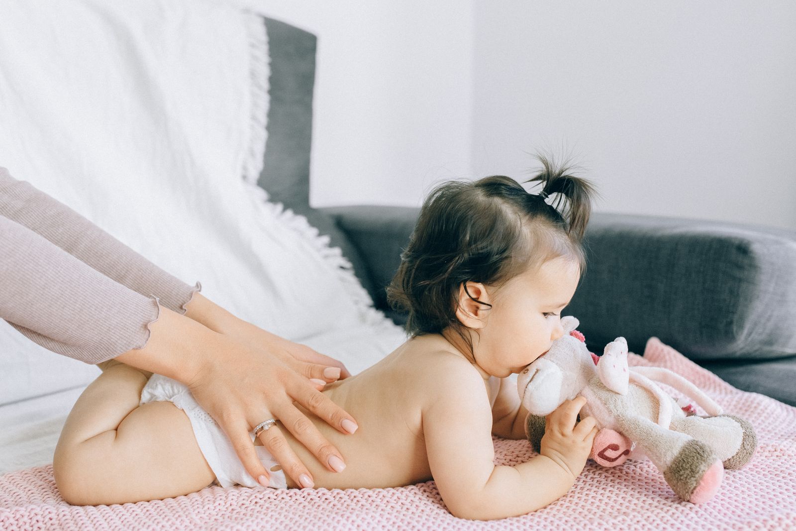 Eczéma du nourrisson : les soins doux pour apaiser la peau de bébé