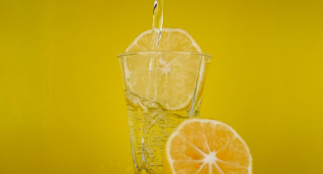 Hydrater sa peau de l'intérieur : le rôle de l'eau et des bonnes graisses