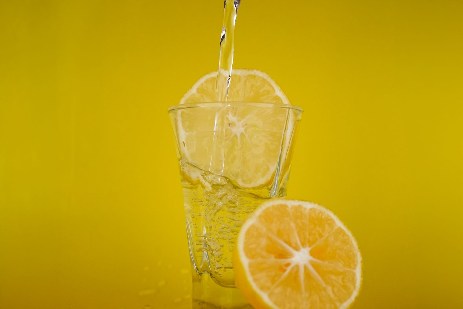 Hydrater sa peau de l'intérieur : le rôle de l'eau et des bonnes graisses