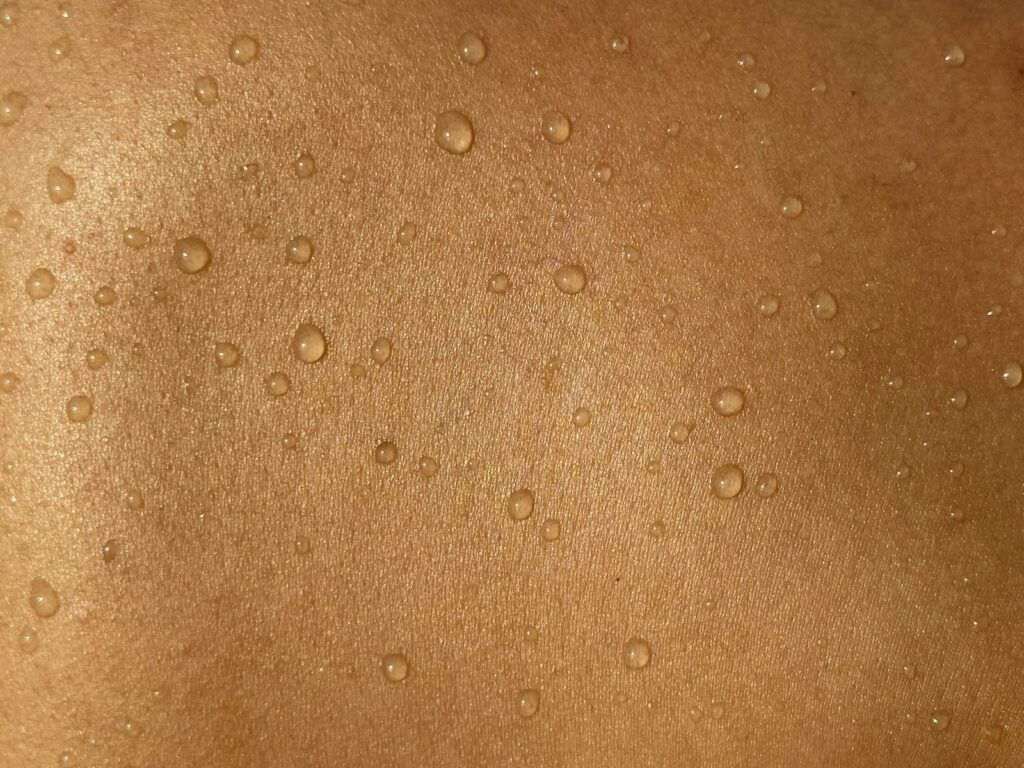 Le dos d’un homme avec des gouttes d’eau dessus