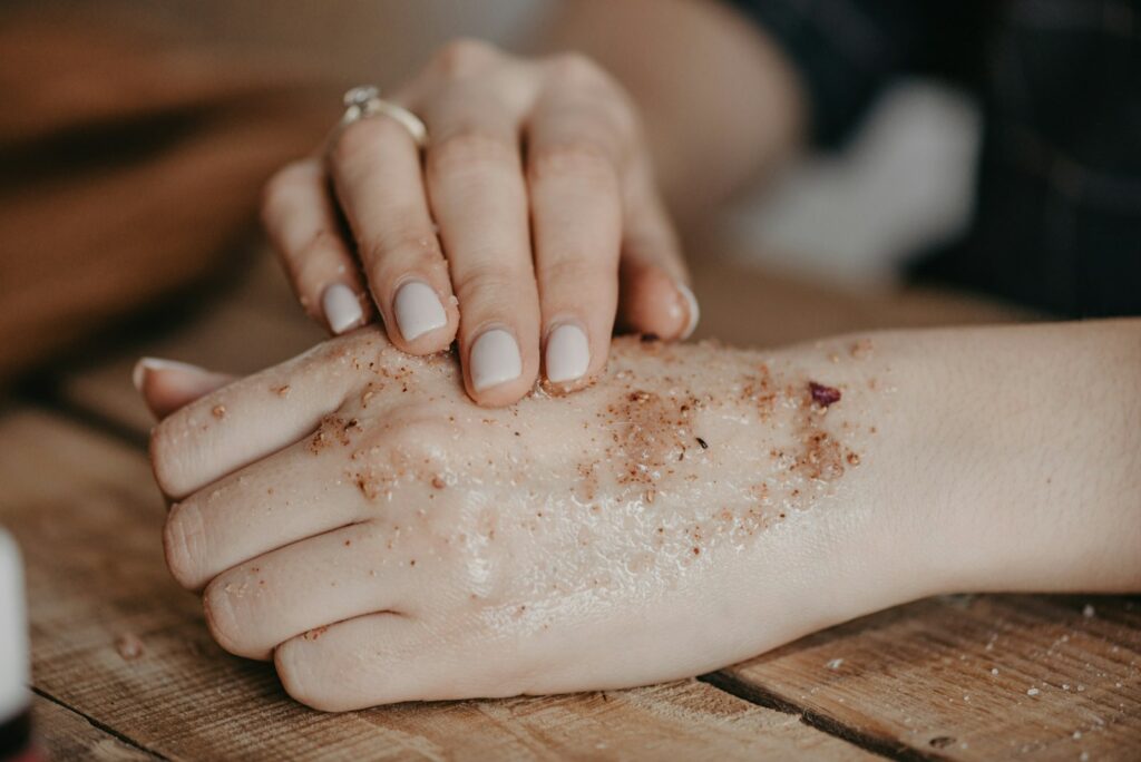 une personne qui fait une pâte