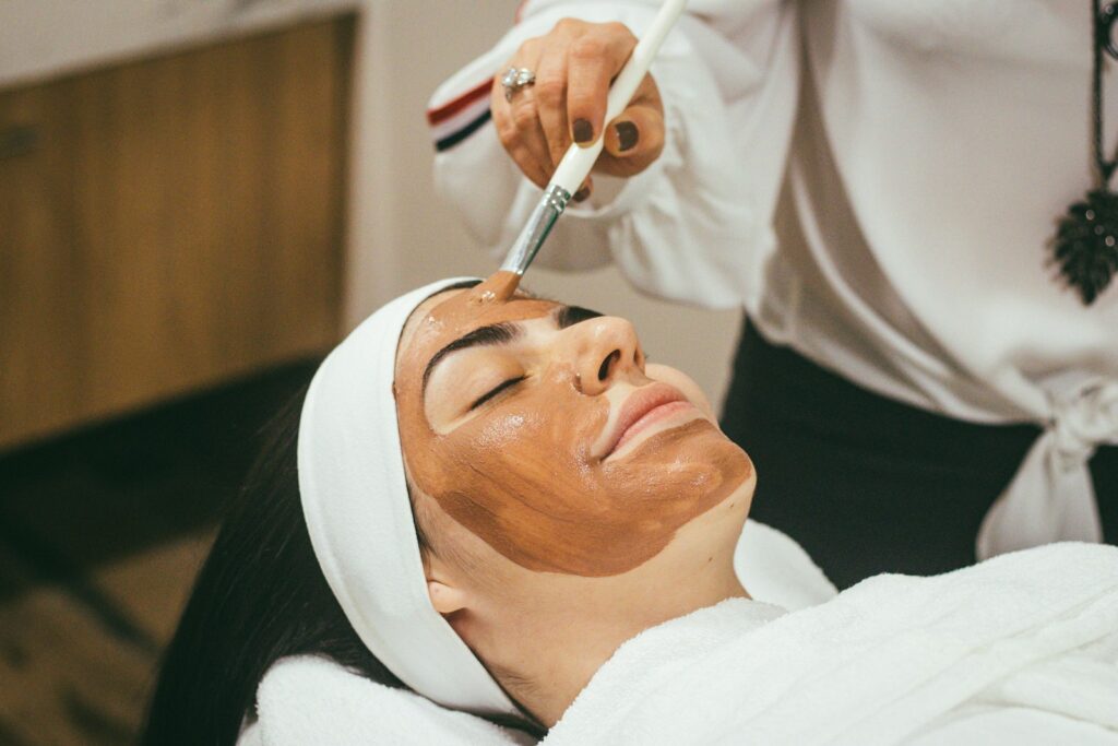 Femme recevant un traitement masque facial au spa