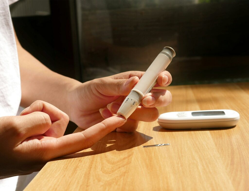une personne assise à une table avec un téléphone cellulaire