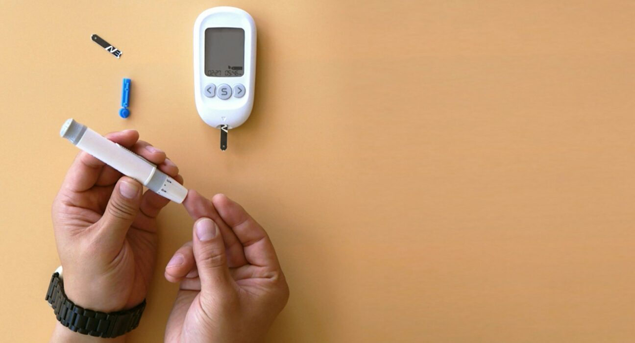 une personne tenant un thermomètre à côté d’un appareil électronique