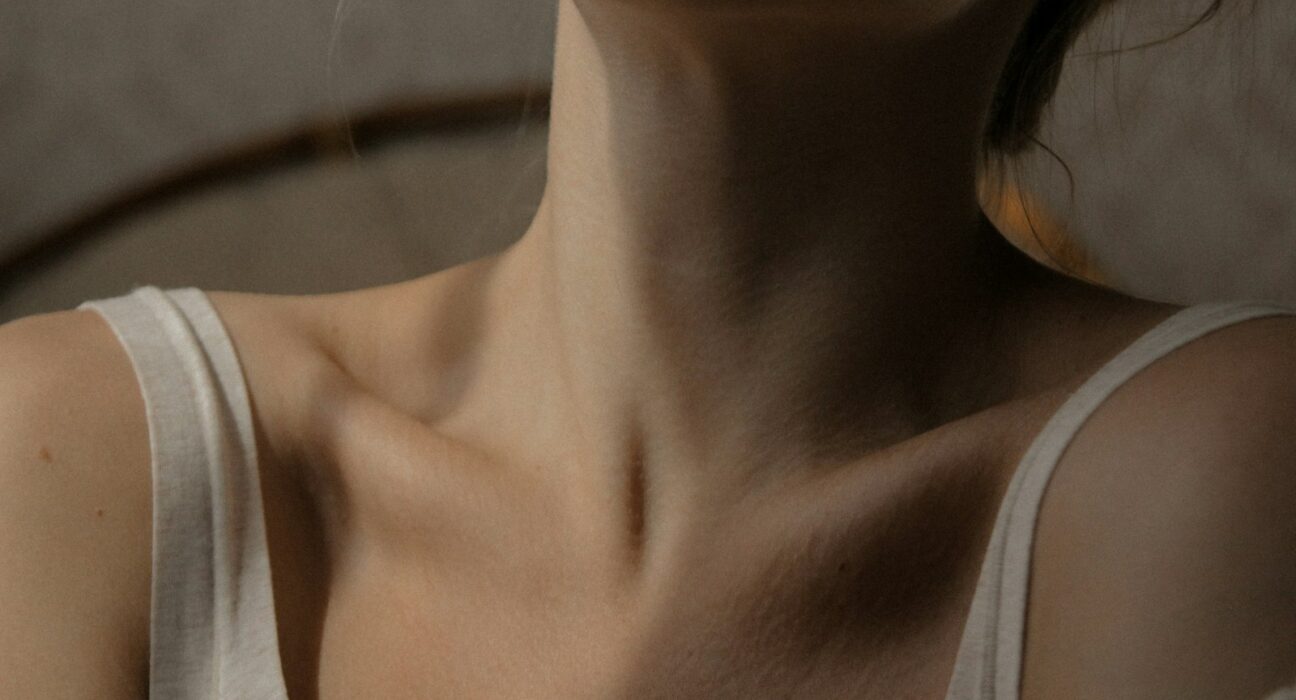 femme en débardeur blanc
