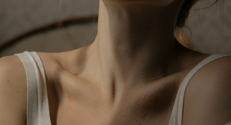 femme en débardeur blanc