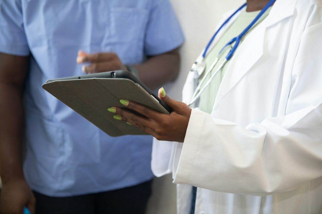 un médecin montrant quelque chose à un patient sur la tablette