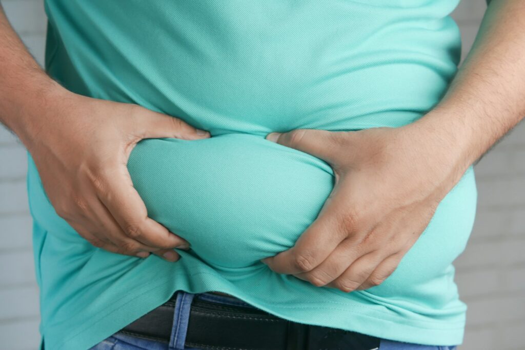 Un homme tenant son ventre avec ses mains