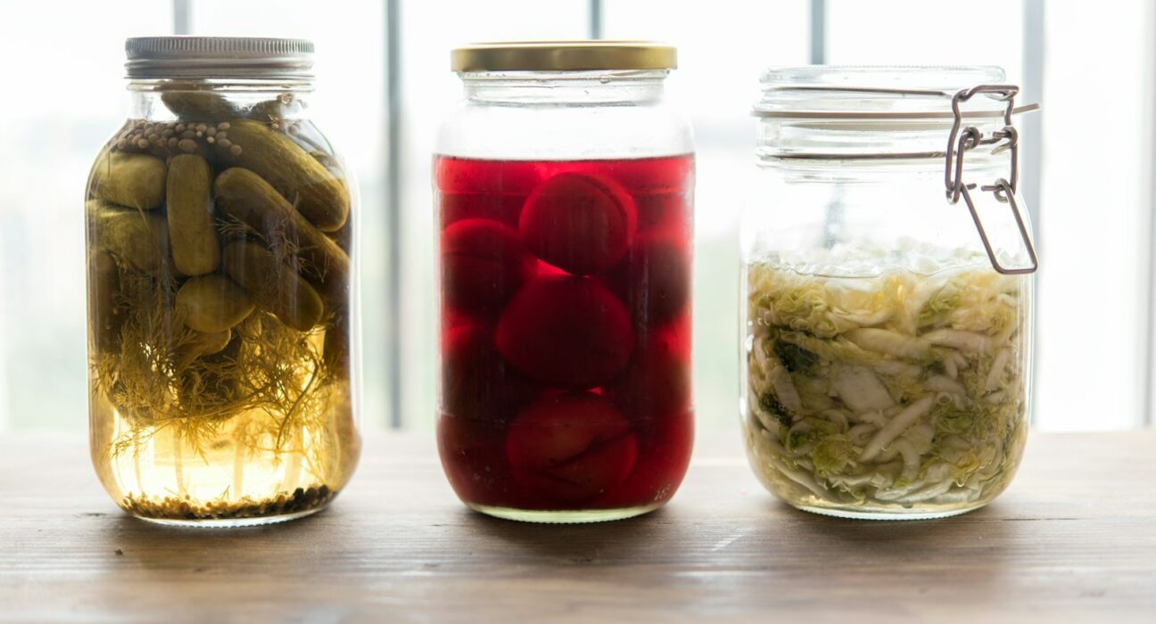 trois pots remplis de différents types d’aliments