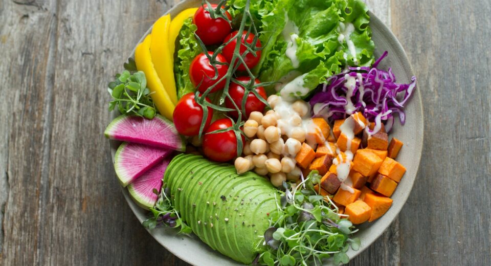 bol de salades de légumes