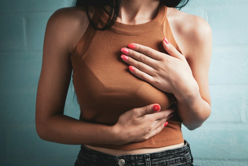 Femme tenant sa poitrine de douleur
