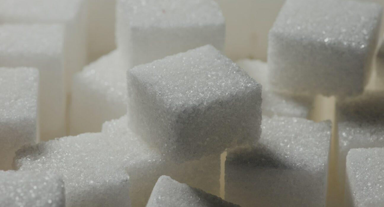 un tas de morceaux de sucre posés les uns sur les autres