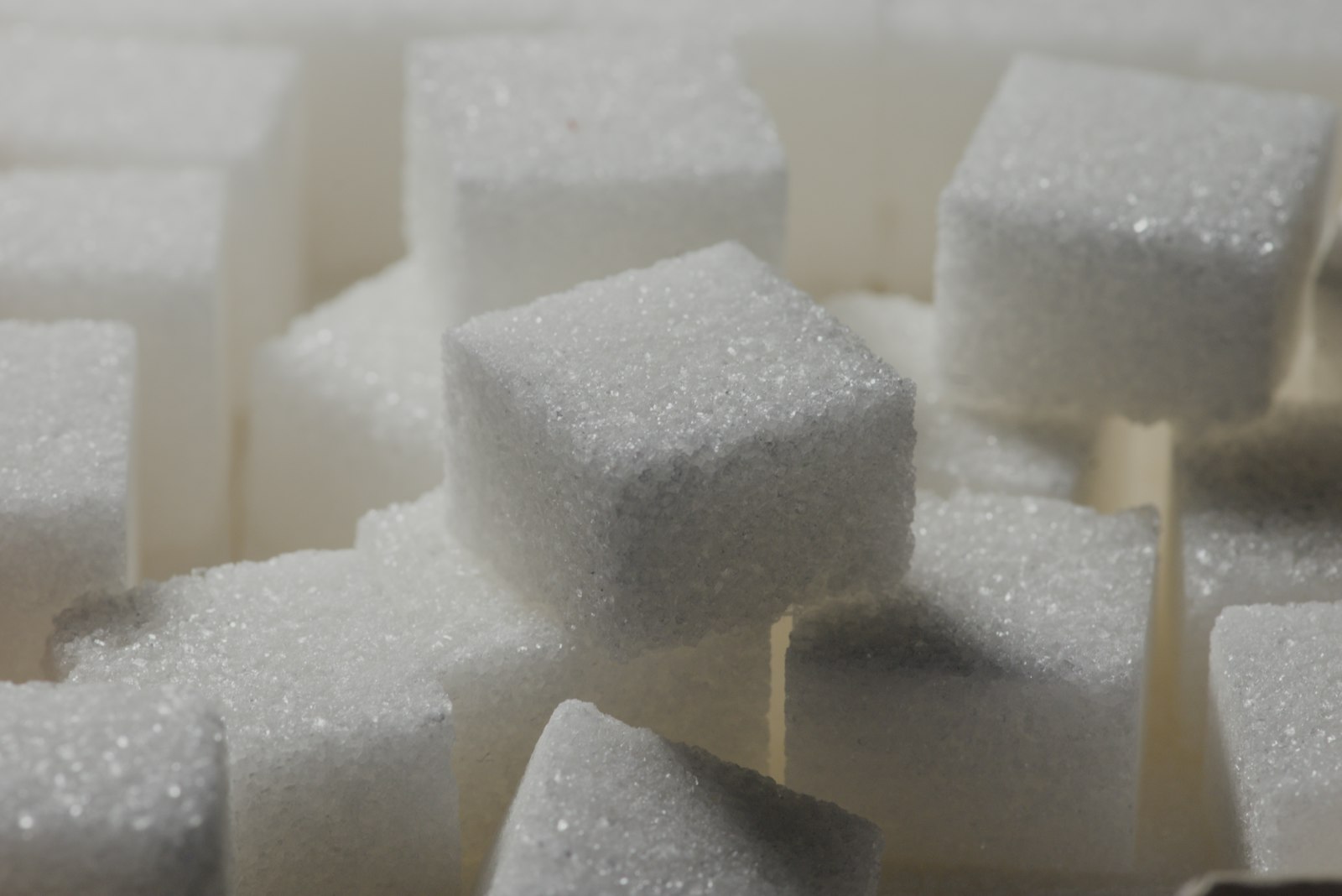 un tas de morceaux de sucre posés les uns sur les autres