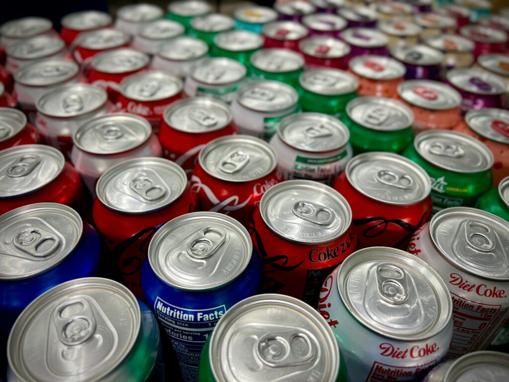 un grand groupe de canettes de soda