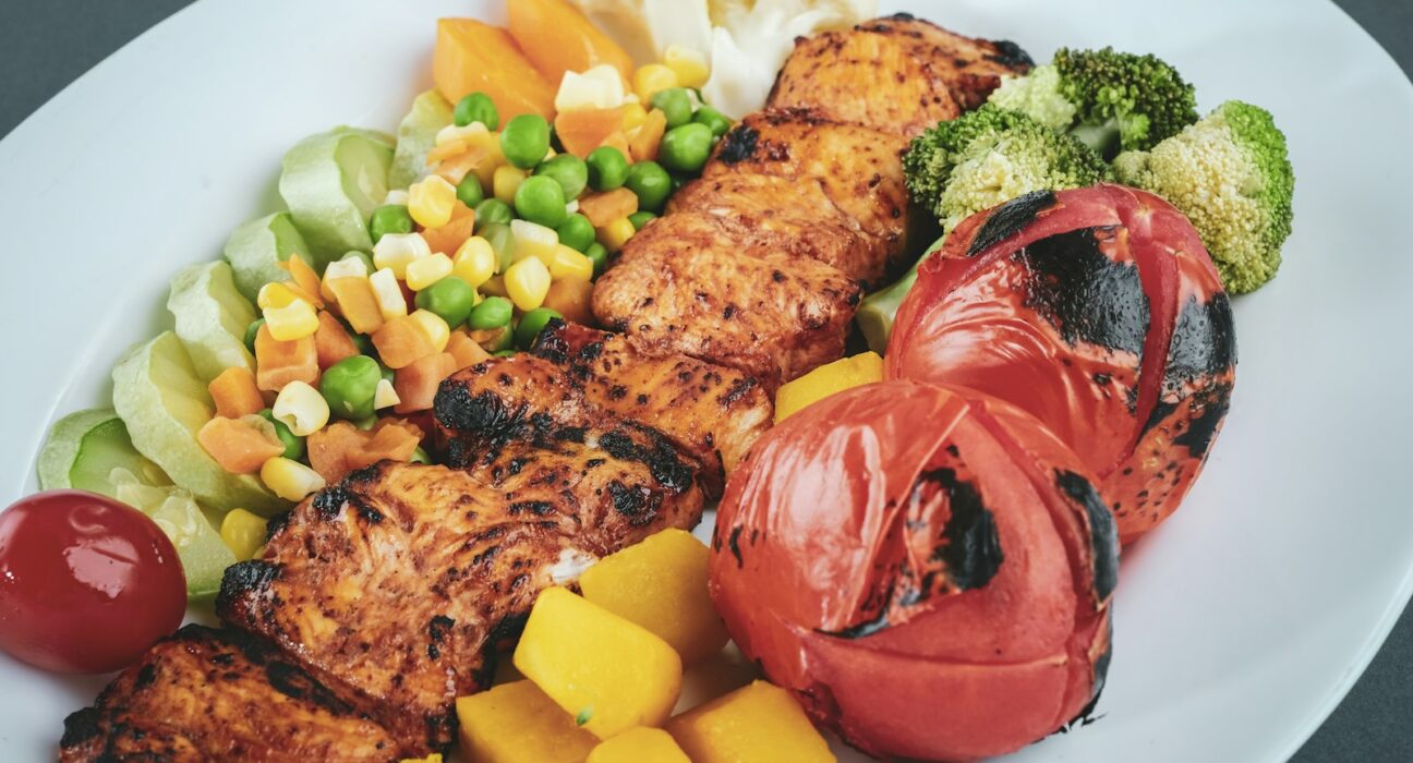 aliments cuits sur une assiette en céramique blanche