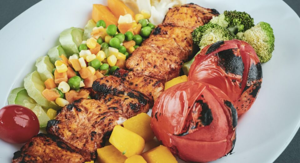 aliments cuits sur une assiette en céramique blanche