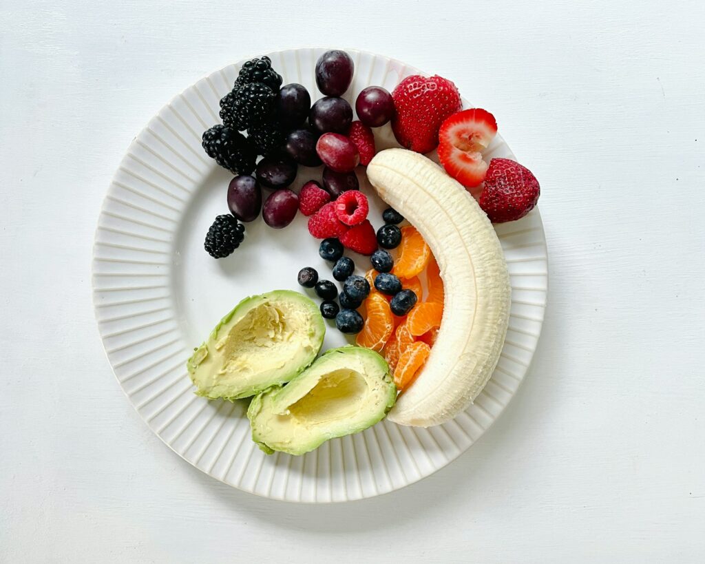 une assiette blanche garnie de fruits et légumes