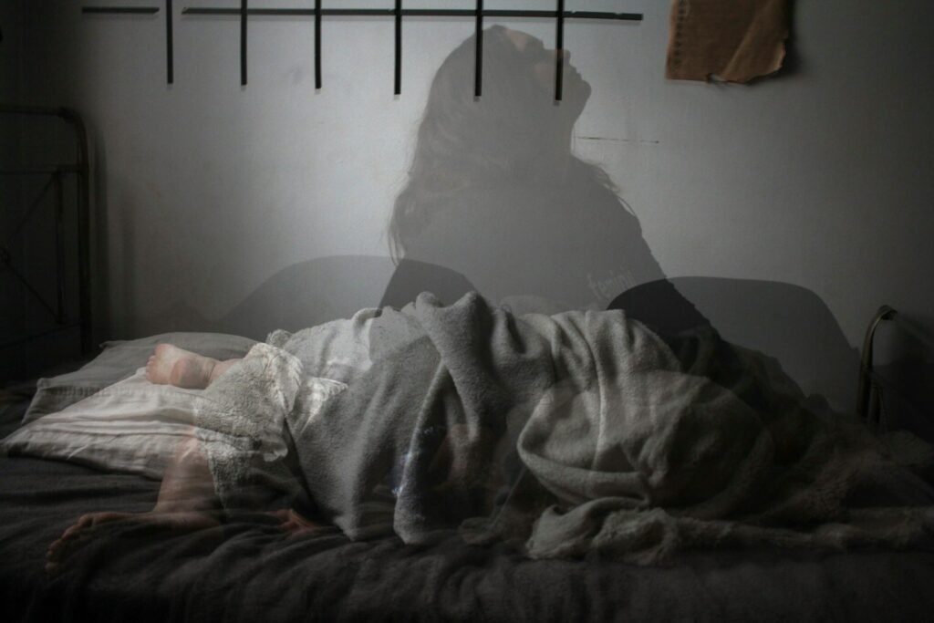 ombre de femme sur le lit