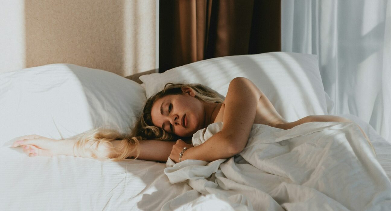 une femme allongée sur un lit