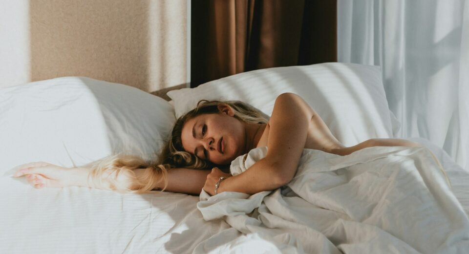 une femme allongée sur un lit