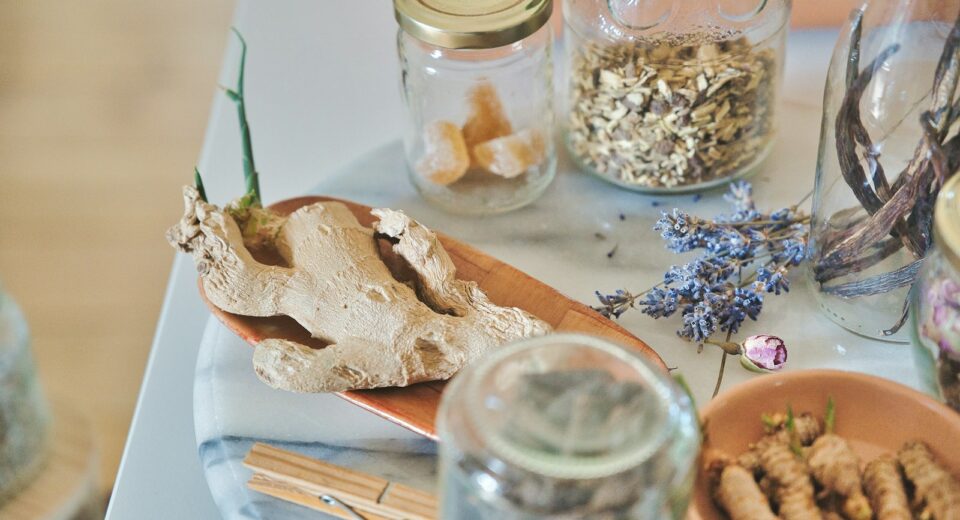 Pot en verre transparent avec de la poudre blanche à l’intérieur