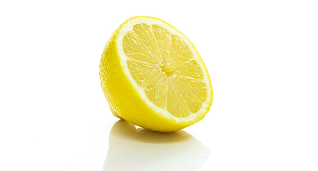 fruit de citron jaune sur surface blanche
