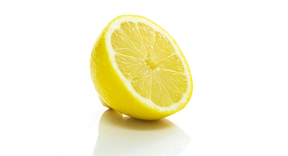 fruit de citron jaune sur surface blanche