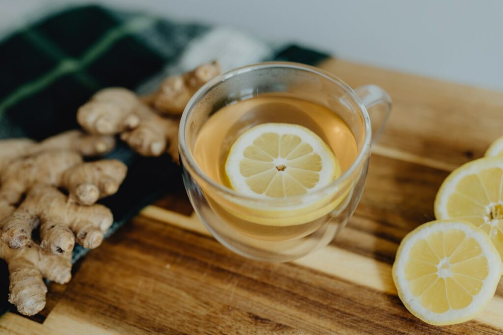 une tasse de thé avec du citron et du gingembre sur une planche à découper