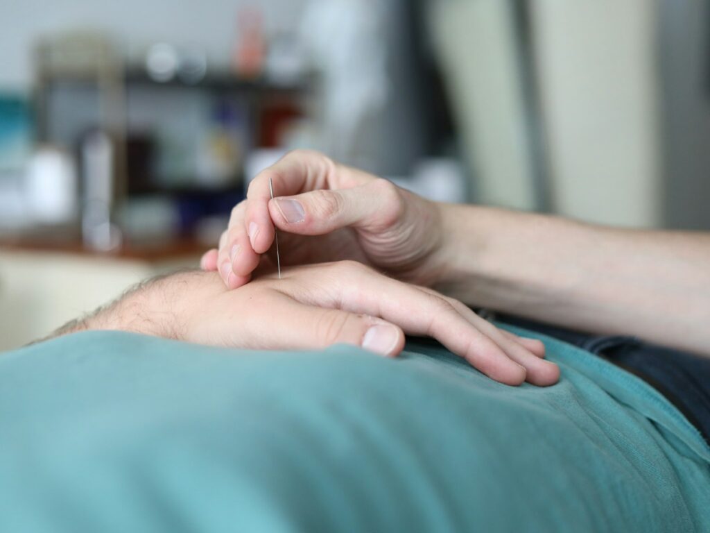 Une personne tient la main d’une autre personne