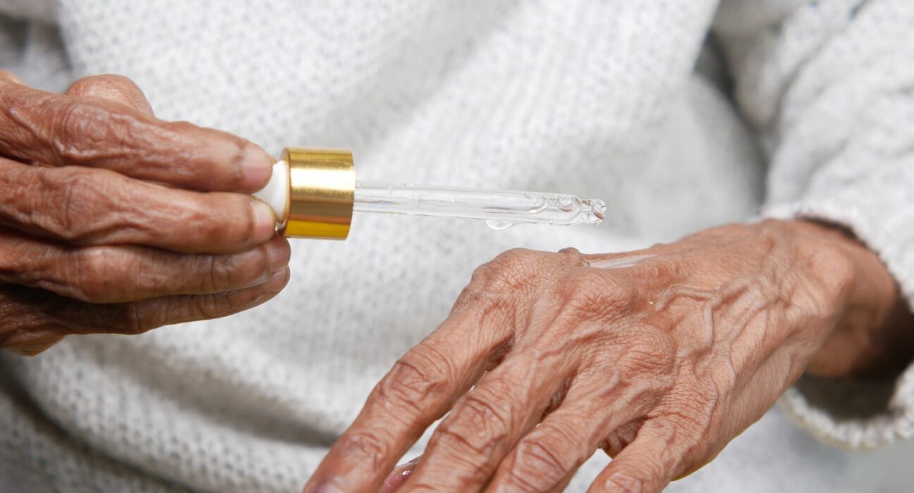Prurit chez la personne âgée : quand la peau fine démange au quotidien