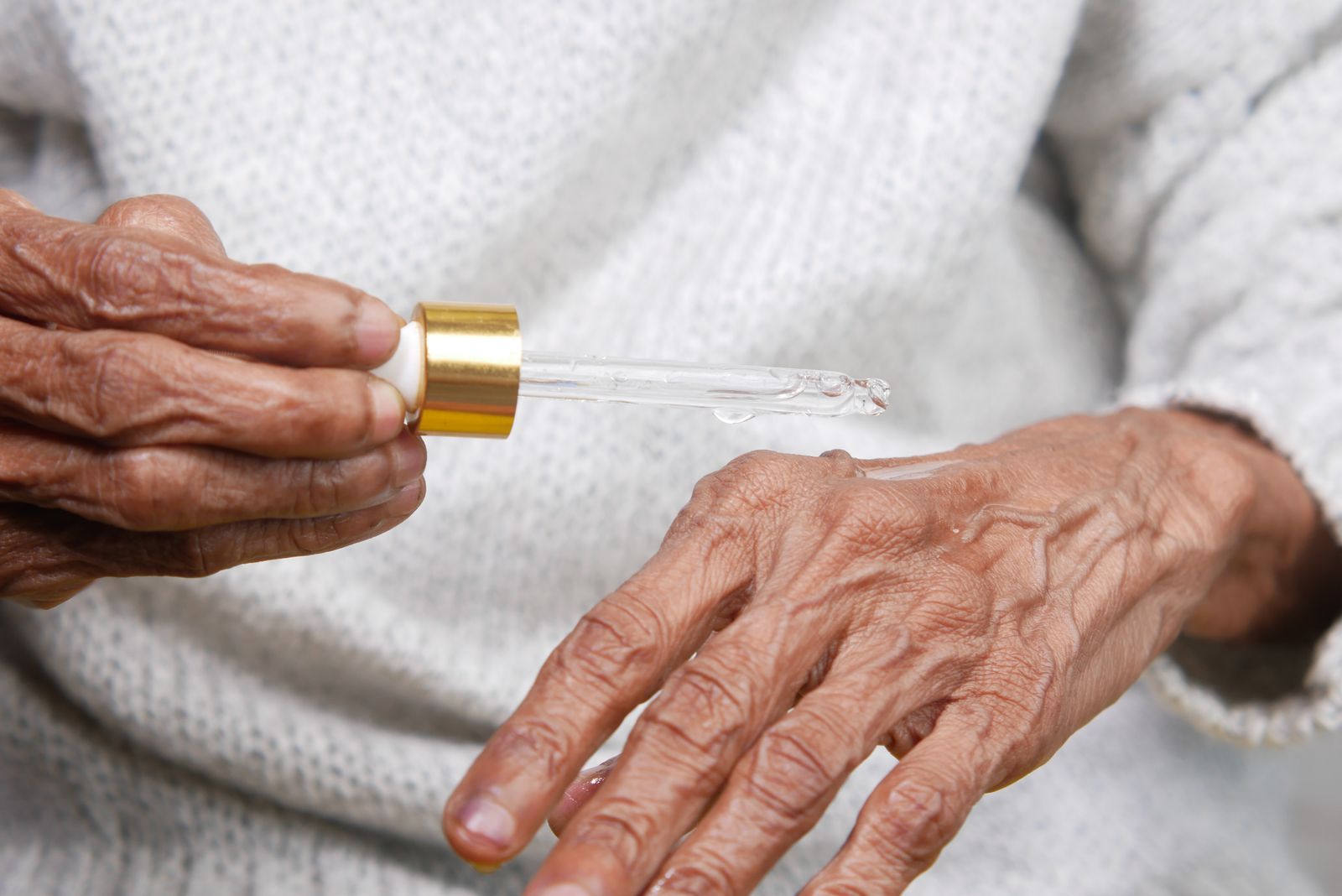 Prurit chez la personne âgée : quand la peau fine démange au quotidien